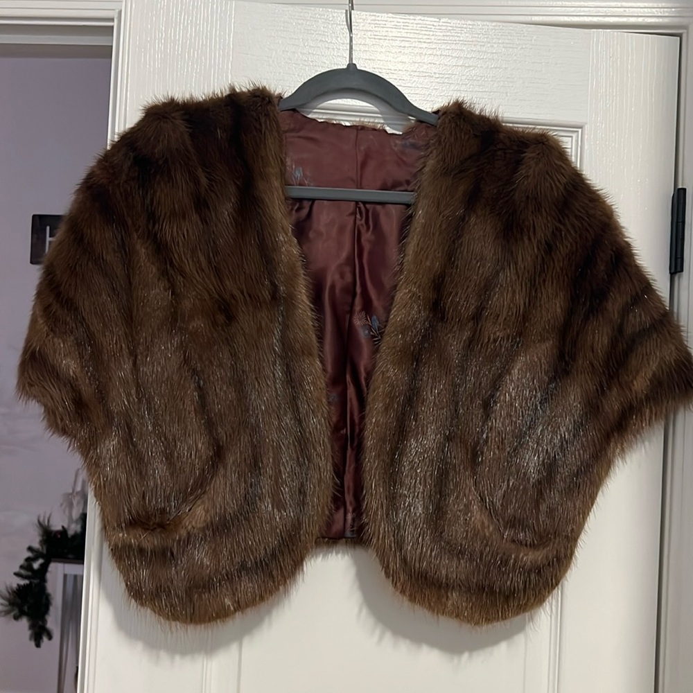 Vintage brown Fur shall. One size. Excellent condition!Can ship ASAP!